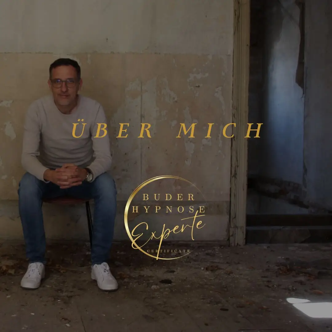 attraktiver Mann sitzt auf einem Stuhl