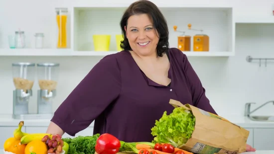 übergewichtige junge frau ernährt sich gesund